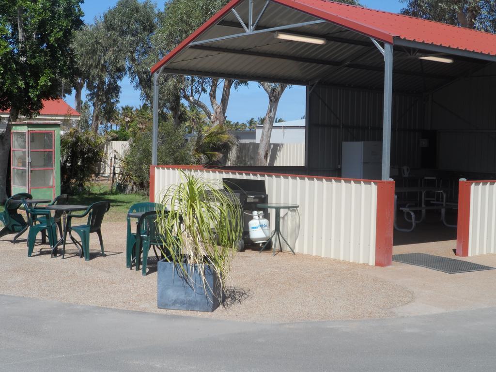 Outback Oasis Caravan Park Carnarvon Dış mekan fotoğraf